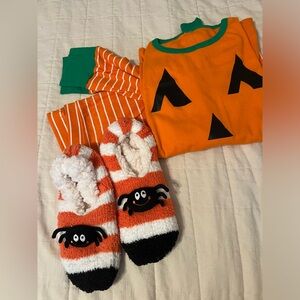 Women’s Halloween Pjs size small or Large in youth. Accessories included.
